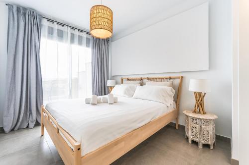 En eller flere senge i et værelse på Cozy sea view apartment