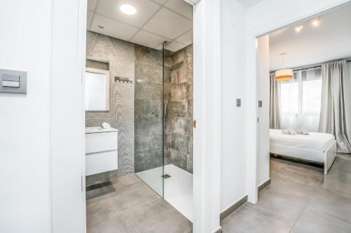 Et badeværelse på Cozy sea view apartment