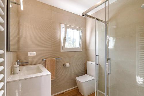 a bathroom with a toilet and a sink and a shower at Albir Casa Marleen in Albir