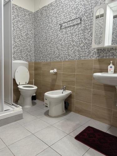 メストレにあるCa Felisati Veniceのトイレと洗面台付きのバスルーム
