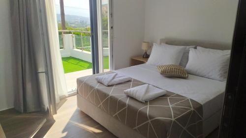 VotsalákiaにあるKamara Luxury ground floor apartmentsの窓際のベッド(枕2つ付)