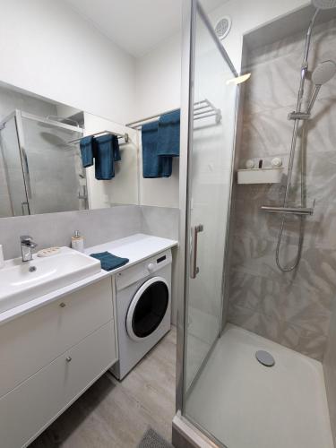 une salle de bain avec douche et machine à laver dans l'établissement Appartement dans le quartier médiévale proche centre-ville !, à Bourges