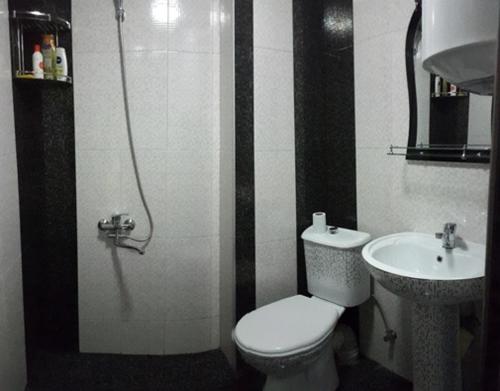 une salle de bain avec toilettes et lavabo dans l'établissement Goga Makharadze, à Batoumi