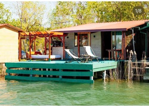 een huis op een dok in het water bij Vuk - Ada Bojana in Ulcinj