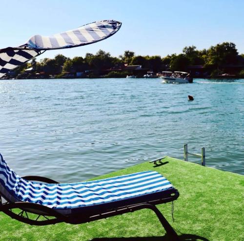 een stoel op het gras naast het water bij Vuk - Ada Bojana in Ulcinj