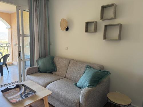 un salon avec un canapé et une table dans l'établissement Appartement 4 personnes Cap Estérel centre du village, à Saint-Raphaël