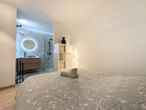 une chambre avec un lit et une salle de bain avec un lavabo dans l'établissement Élégance et Détente - Parking - Jardin & SPA, à Menton