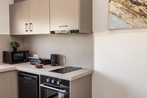 Una cocina o zona de cocina en SEVIS SUITES