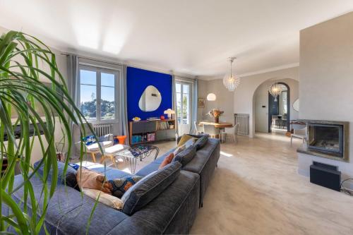 un salon avec un canapé et une cheminée dans l'établissement Beautiful villa - garden - pool - sea view, à Nice