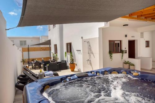 Piscina en o cerca de SEVIS SUITES