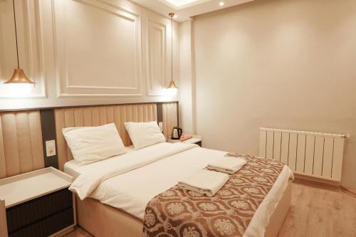 Ένα ή περισσότερα κρεβάτια σε δωμάτιο στο Ararat Hotel