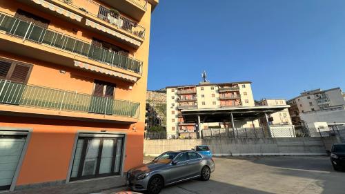 a car parked in a parking lot next to a building at Paradiso del mare, Appartamento accogliente vicino a mare, metro, aeroporto e Palermo in Capaci