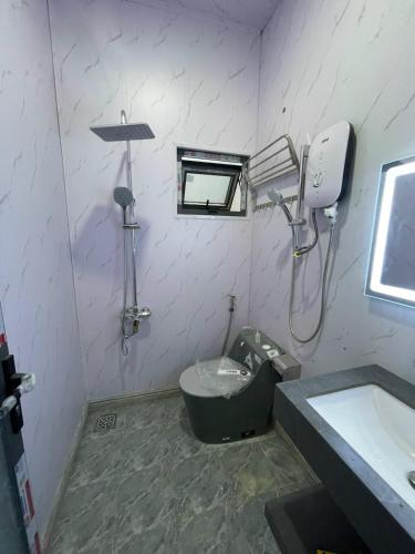 a bathroom with a toilet and a sink at Felix's Dalat Homestay in Khu Chi Lăng