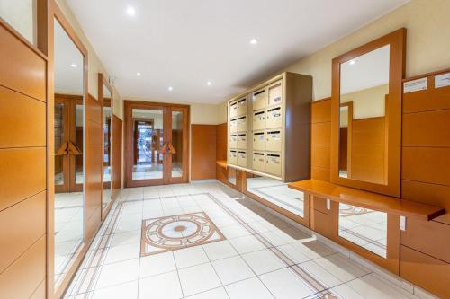 Cette grande chambre dispose d'armoires et de carrelage. dans l'établissement L'Alaix vivez le cœur de ville, à Aix-les-Bains