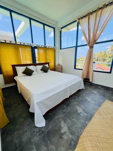 Ένα ή περισσότερα κρεβάτια σε δωμάτιο στο Phoenix house ahangama