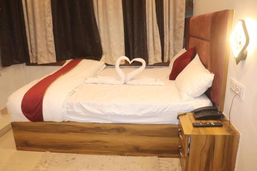 Hotel Maurya Inn Pandeypur Varanasiにあるベッド