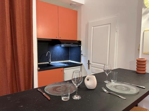 une cuisine avec une table avec des verres à vin dessus dans l'établissement Escapade Provençale à Manosque - Centre Historique, à Manosque