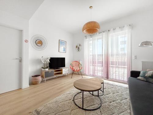 Televisyen dan/atau pusat hiburan di Appartement Cosy Avec Grande Terrasse
