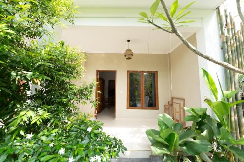 Taman di luar Mad Monkey Uluwatu