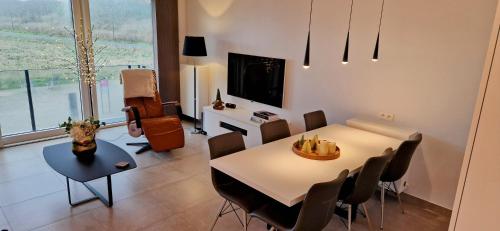 Khu vực ghế ngồi tại Modern luxury 1-bedroom apartment close to the beach and the sea T21