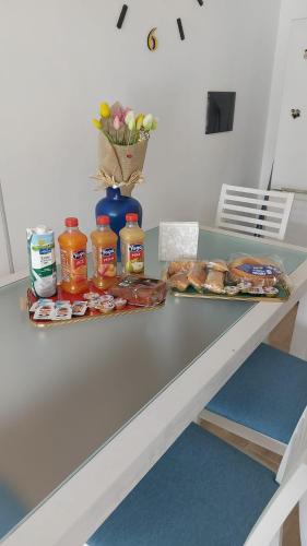 - une table avec deux plateaux de nourriture dans l'établissement Villa Celeste, à Brusciano