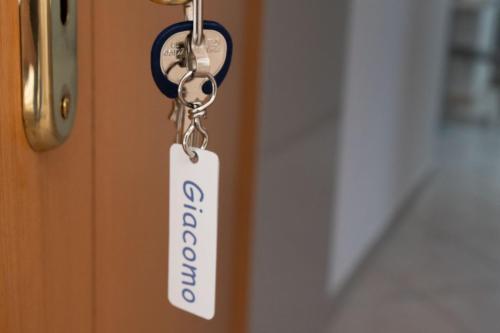 a key chain with a sign on a door at B&B Sibi in Chieti