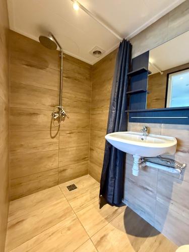 Ένα μπάνιο στο Holiday Home Vijfhuizen 2pers