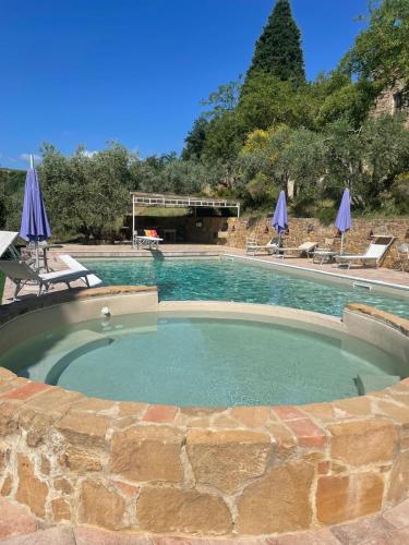 Podere Il Conventino, Casette in campagna con piscinaの敷地内または近くにあるプール