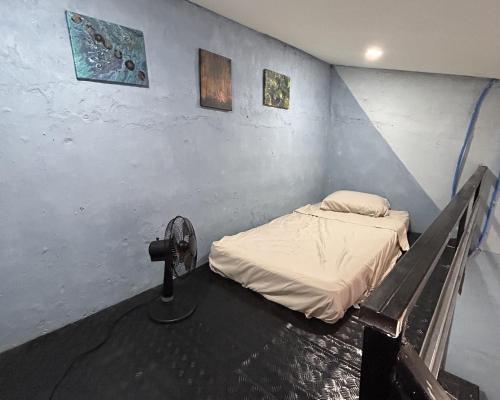 a room with a bed and a fan in it at La Casita de Nataly in Santa Ana