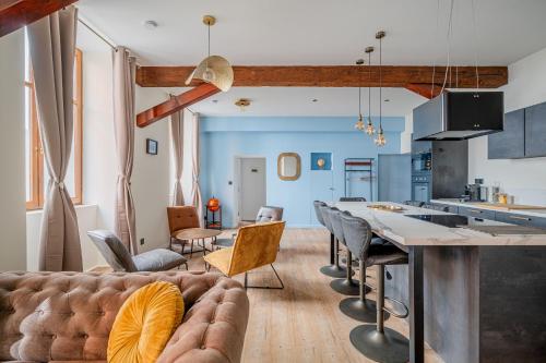 une cuisine et un salon avec un canapé et une table dans l'établissement Le Trésor de la Monnaie, à Grenoble