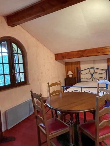 une salle à manger avec une table et un lit dans l'établissement Chalet familial cerdan à Dorres, à Dorres