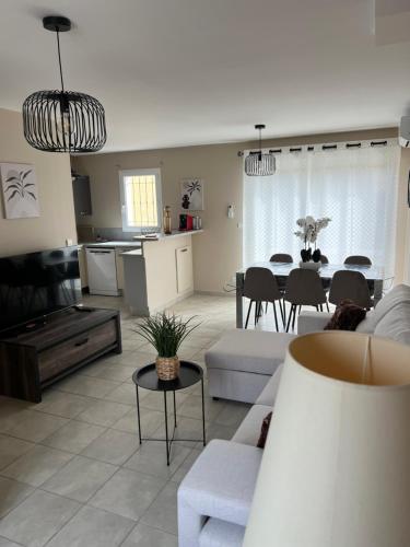 un salon avec un canapé et une table dans l'établissement Villa en Provence 3 T3 jardin clos, à Gréoux-les-Bains