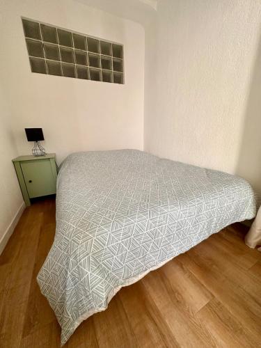 - une chambre avec un lit doté d'un couvre-lit dans l'établissement Halte Provençale à Manosque - Centre Historique, à Manosque