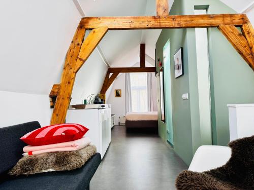una stanza con un divano e una cucina in una stanza di Betty Blue Bed & Breakfast a Gouda