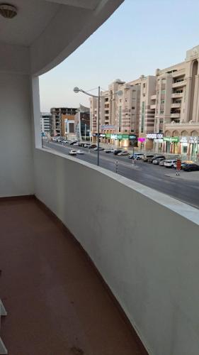 Muscat Women's dormitory في مسقط: غرفة فارغة تطل على شارع في المدينة