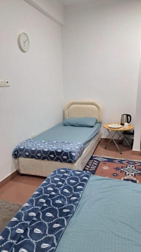 سرير أو أسرّة في غرفة في Muscat Women's dormitory