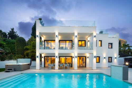 Villa Angelique, 5 BDR with Heated Private Pool in Puerto Banus