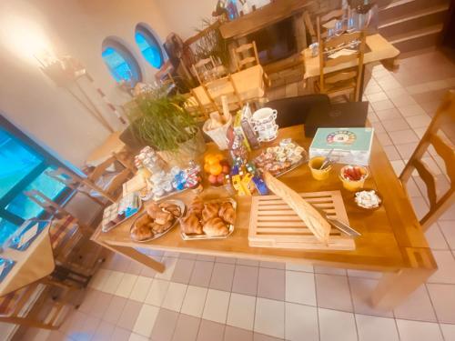 Vue de tête d'une table avec de la nourriture dans l'établissement Auberge le bois du cornet, à La Forclaz