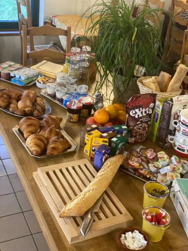 - une table avec du pain et d'autres aliments dans l'établissement Auberge le bois du cornet, à La Forclaz