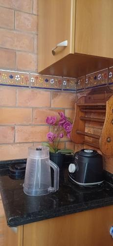 Kuchyň nebo kuchyňský kout v ubytování Suíte privativa em casa de família - ENTRADA INDEPENDENTE - a tranquilidade - conforto e privacidade que vc procura - super limpinha com cozinha em BARÃO GERALDO- perto de tudo e sossego total