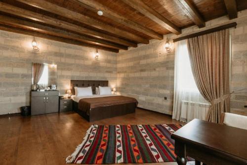 Postel nebo postele na pokoji v ubytování Qala Hotel