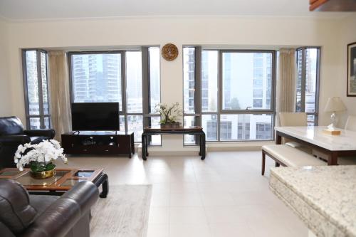 Luxury Two Bedroom Apt Facing Burj Khalifa