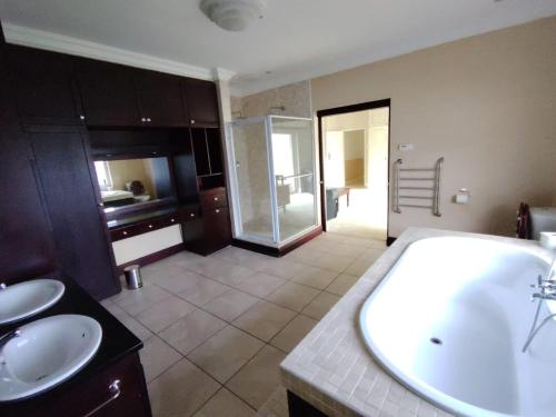 Vannituba majutusasutuses La Maison on 37 Admiralty Way, Summerstrand, Port Elizabeth