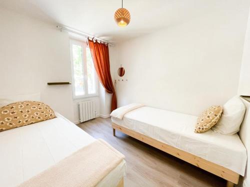 une chambre avec deux lits et une fenêtre dans l'établissement Le Refuge du Géant, à Bédoin