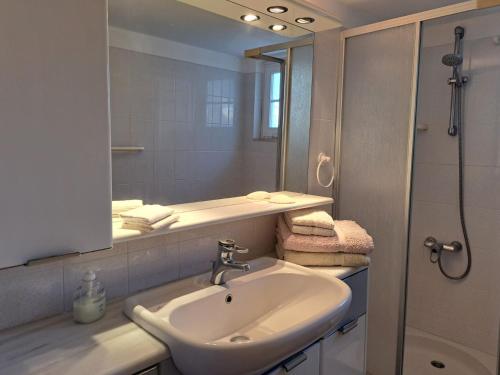 アリンダにあるVilla Marianna ALINDA LEROSの洗面台と鏡のあるバスルーム