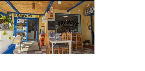 Ein Restaurant oder anderes Speiselokal in der Unterkunft Apartamento con vistas al mar 