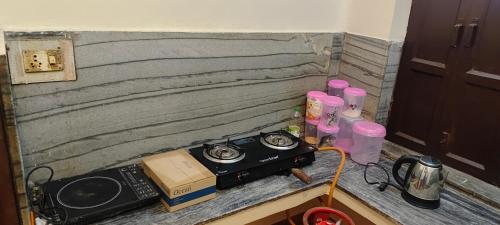 Kusum Palaceにあるキッチンまたは簡易キッチン