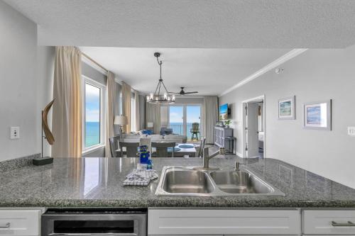 Nhà bếp/bếp nhỏ tại Grandview East 1601 - Azure Paradise