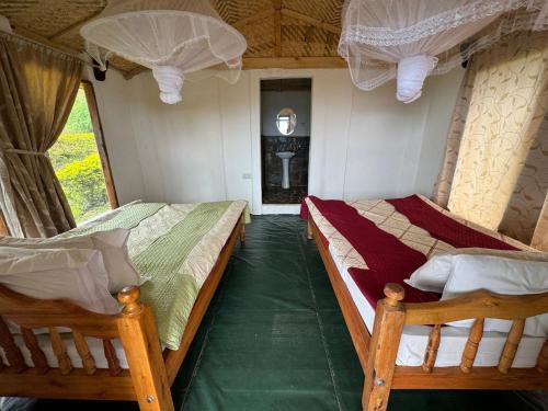 Postel nebo postele na pokoji v ubytování ruhija gorilla friends resort