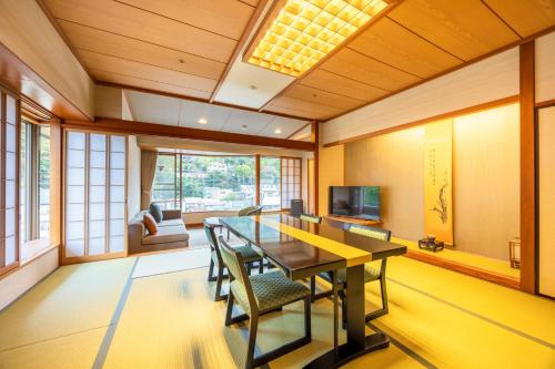 a dining room with a table and chairs at Hakone Yumoto Onsen Hotel Kajikaso in Hakone